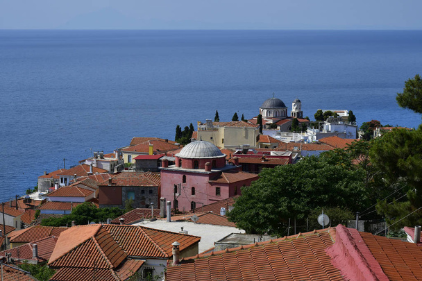 Grèce, Kavala, quartier de Panagia avec mosquée Halil Bey et église orthodoxe
 - Photo, image