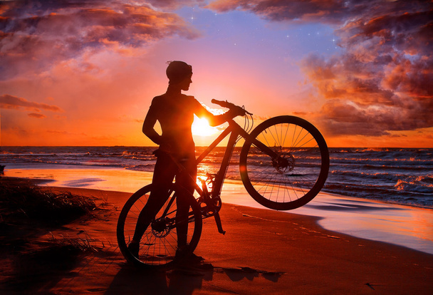 femme avec vélo sur la plage - Photo, image