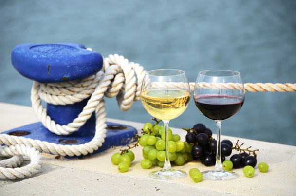 A wineglasses és a szőlőt, a mólón pár - Fotó, kép
