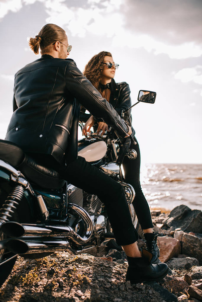 pár fekete bőr kabát chopper motorkerékpár-tenger közelében motorosok - Fotó, kép