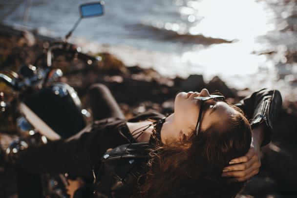 gyönyörű lány feküdt a klasszikus motoros napszemüveg - Fotó, kép