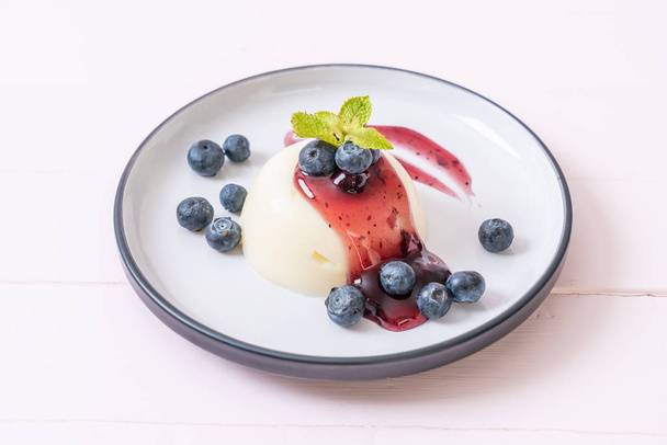 yogurt pudding with fresh blueberries - Fotoğraf, Görsel