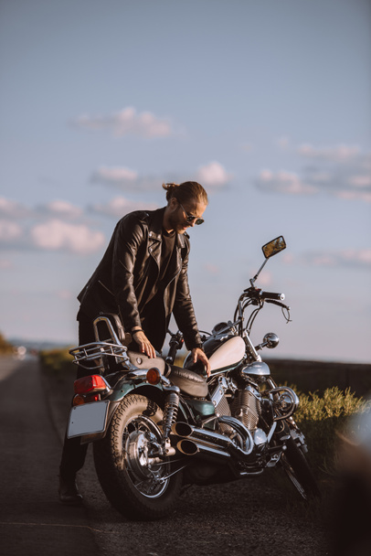 jóképű férfi motoros klasszikus motorkerékpár közúti - Fotó, kép