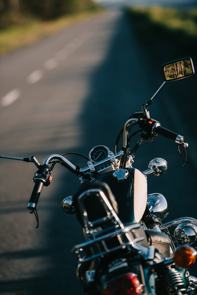 motocicleta de cruzador em pé na estrada de asfalto
 - Foto, Imagem