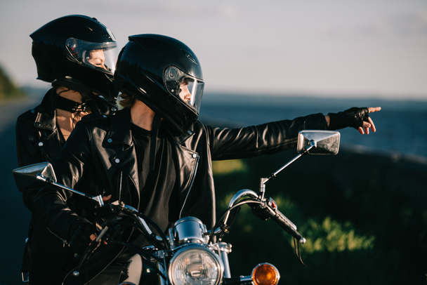a sisak, motorkerékpár, bemutató valami barátnője ember motorosok - Fotó, kép