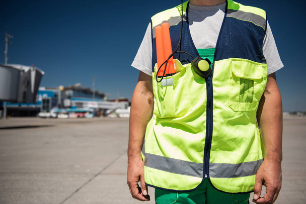 Mariscal de aviación en ropa de trabajo de pie en el aeródromo
 - Foto, Imagen