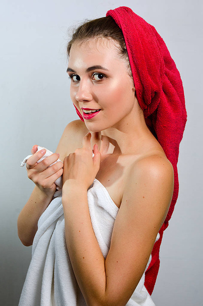 beautiful girl in towel - Fotoğraf, Görsel