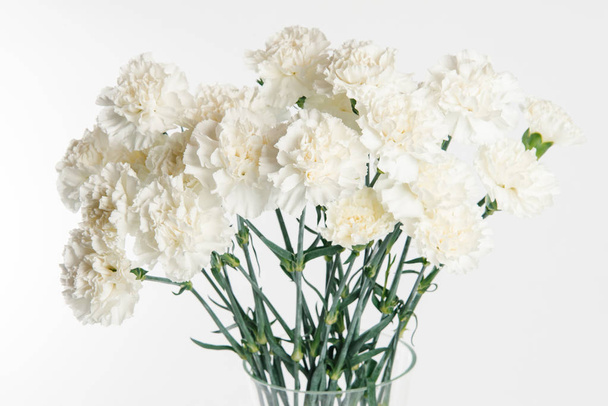 Tierno ramo de claveles blancos aislados sobre fondo blanco
 - Foto, Imagen