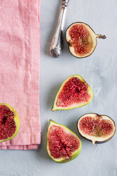 figs on a pink napkin, cut, tropical fruits - Φωτογραφία, εικόνα