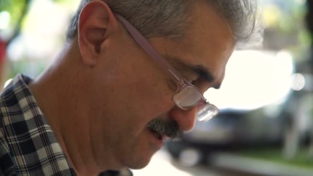 Portret van een volwassen, aantrekkelijke man met bril - Video