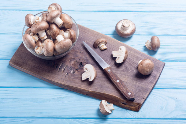 Fresh raw royal champignon . Mushrooms on rustic background - Foto, afbeelding