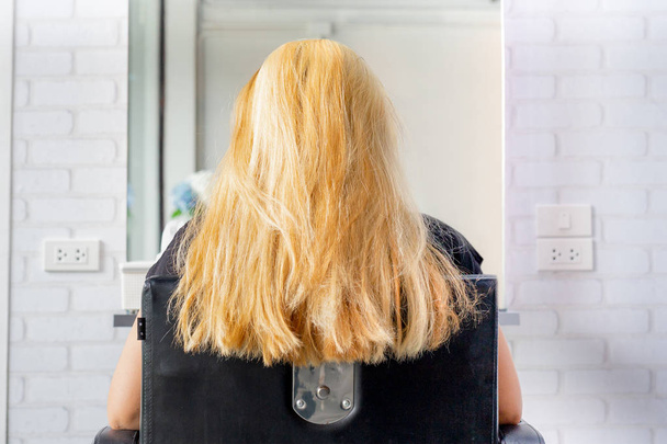 Жінка з барвистим фарбованим волоссям в перукарні
. - Фото, зображення