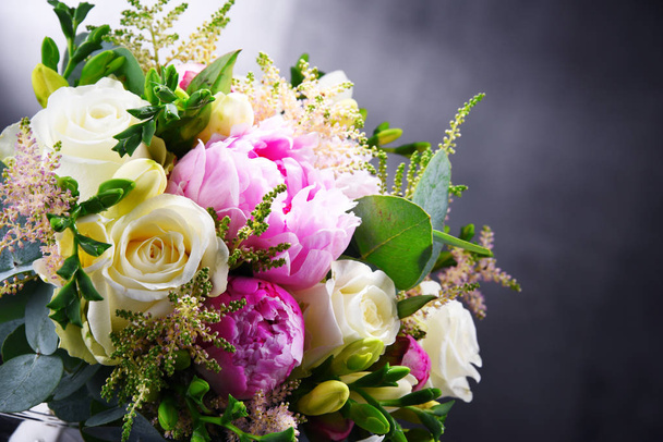Komposition mit Bouquet von frisch geschnittenen Blumen. - Foto, Bild