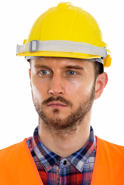 Genç yakışıklı sakallı adam inşaat işçisi - Fotoğraf, Görsel