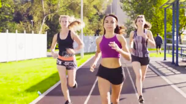 Три молодые женщины бегут на спортивной площадке
 - Кадры, видео