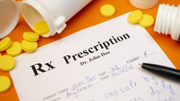 Рецепт таблеток або ліків на помаранчевому тлі з пляшкою та жовтими таблетками або таблетками та медичною маскою
 - Фото, зображення