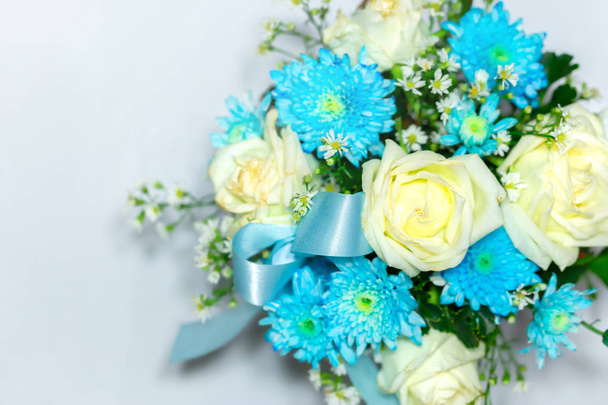 美しい青と白の新鮮なバラの花のクローズ アップの白い背景で隔離のブーケを結婚式の花嫁. - 写真・画像