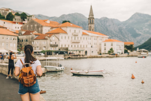 прекрасный вид на город Пераст в Черногории. Женщина, стоящая впереди. пасмурная погода
 - Фото, изображение