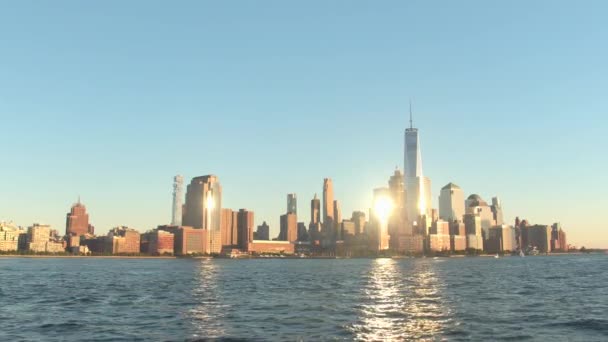 STABLISHING SHOT: Bagliore dorato del tramonto sull'iconico skyline di Downtown Manhattan New York City. Moderni grattacieli vetrosi e lussuosi edifici residenziali sul lungomare illuminati contro il cielo blu chiaro
 - Filmati, video