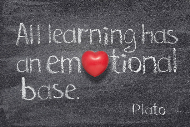 Todo aprendizaje tiene una base emocional - cita del antiguo filósofo griego Platón escrita en pizarra con el corazón rojo en lugar de O
 - Foto, imagen