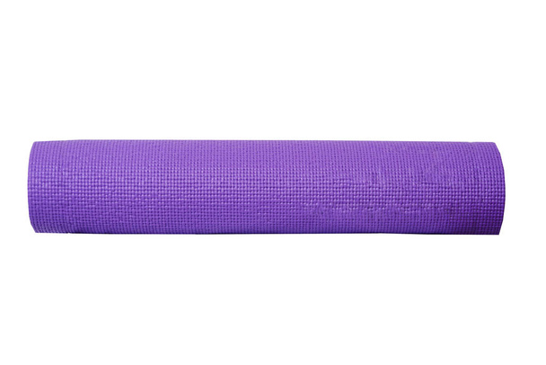 violette Yogamatte auf weißem Hintergrund, isoliert - Foto, Bild