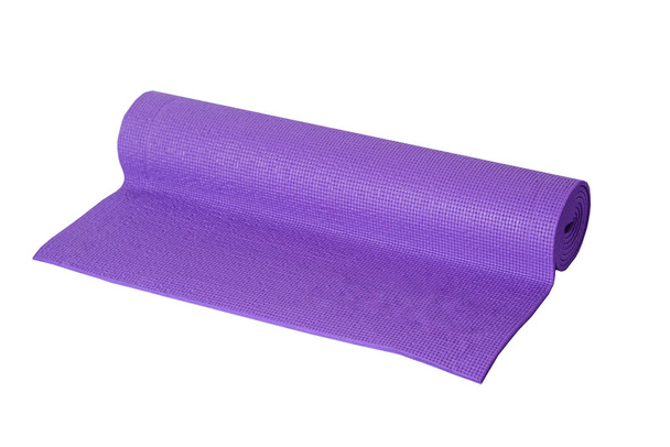 esterilla de yoga violeta sobre un fondo blanco, aislado
 - Foto, imagen