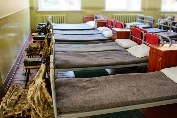 de nombreux lits dans la caserne militaire de l'ukraine
. - Photo, image