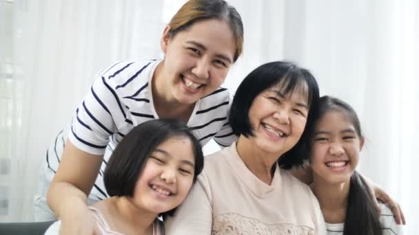 4 k asijské rodina usmívající se spolu doma, Multi generace žen, 60 fps - Záběry, video