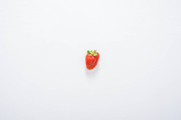 jeden jahody na pozadí bílé dřevo stolu. - Fotografie, Obrázek