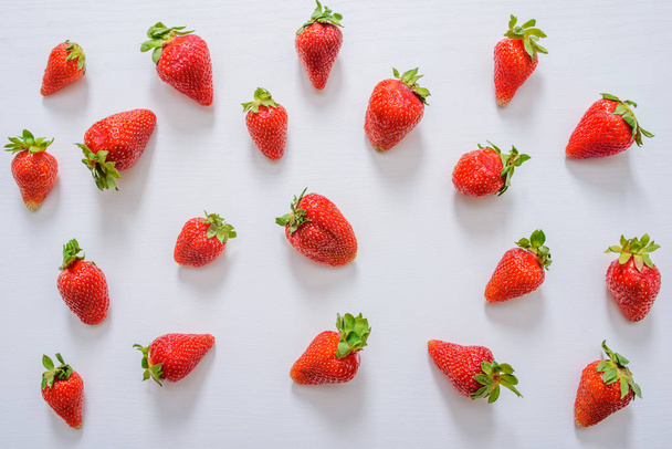 Verse aardbei. Aardbeien op witte concrete achtergrond. Oogst van de organische lokale aardbeien. - Foto, afbeelding