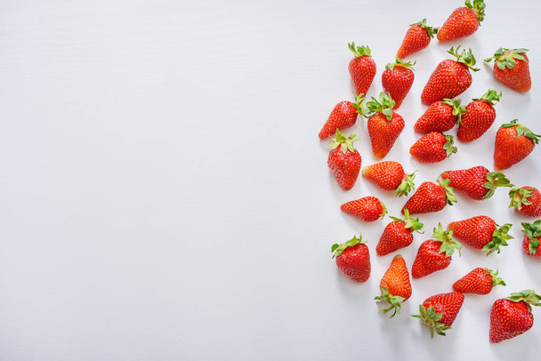 fruits de fraise sur le côté droit sur fond en bois avec espace de copie. Vue d'en haut
 - Photo, image