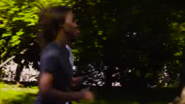 Woman and man running in the city near the river - Filmagem, Vídeo
