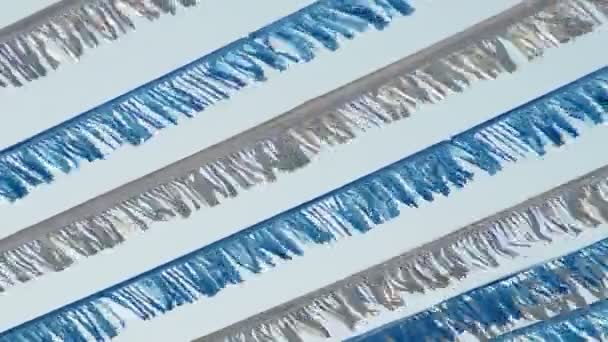 Wit en blauw kermis decoraties met blauwe lucht verplaatsen op wind - Video