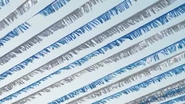 Decoraciones del recinto ferial blanco y azul con forma de tiras con cielo azul
 - Imágenes, Vídeo
