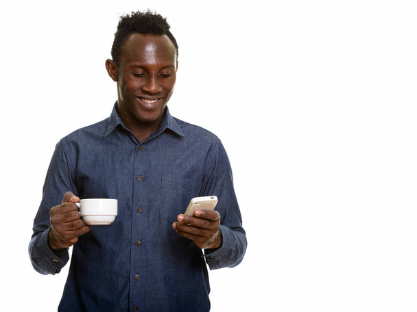 Joven feliz negro africano hombre sonriendo y sosteniendo café taza whi
 - Foto, imagen