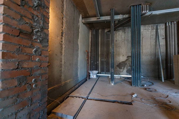 Innenraum der Wohnung während der Renovierung und des Baus (Herstellung einer Wand aus Gipskartonplatten)) - Foto, Bild