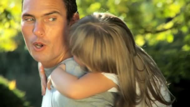 jonge vader teder bedrijf zijn dochter terwijl buitenshuis op een zomers dag - Video