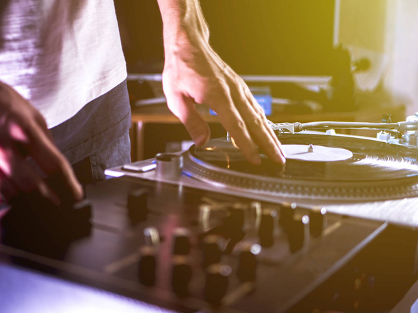 крупним планом DJ рука відтворює музику на налаштуваннях обертального столу на домашній вечірці тонований старовинний вигляд
 - Фото, зображення