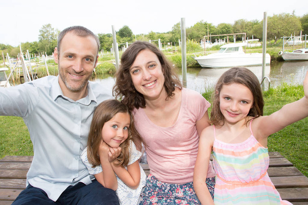 Fröhliche vierköpfige Familie macht Selfie mit Vater und Tochter - Foto, Bild