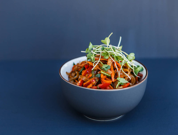 Une assiette avec des nouilles végétariennes wok
 - Photo, image