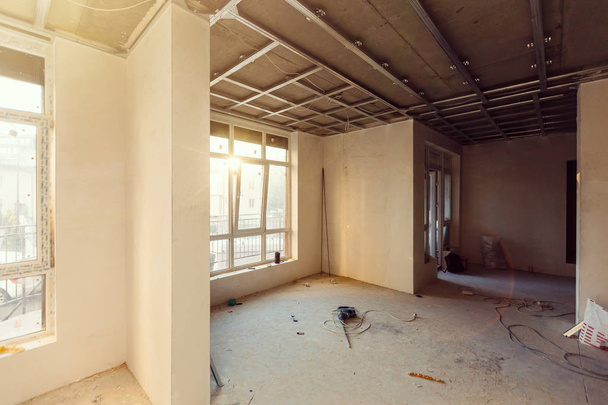 Edificio incompiuto interno bianco riparazioni in appartamento preparando nella stanza
 - Foto, immagini