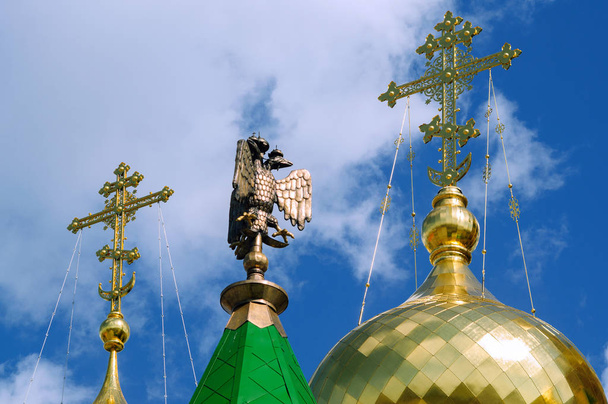 Δικέφαλος αετός στο καθεδρικό ναό του Ευαγγελισμού της Θεοτόκου, Yoshkar-Ola, Ρωσία. - Φωτογραφία, εικόνα
