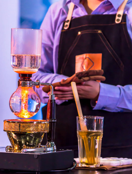 Syphon café ou vácuo café é imersão cheia de bom gosto e imagem mostram água fervente, processo de vácuo impressionante pelo aquecedor de feixe
. - Foto, Imagem