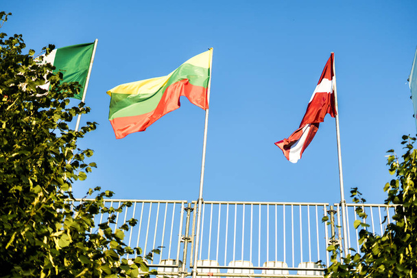 Multi flagi narodowe różnych krajów przeciw błękitne niebo - Zdjęcie, obraz
