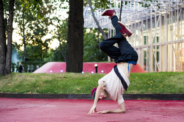 young man urban subculture hip hop dance in the city park  - Fotografie, Obrázek