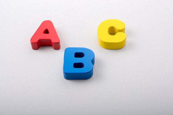 Beyaz arkaplan üzerindeki alfabe alfabesinin ABC harfleri - Fotoğraf, Görsel