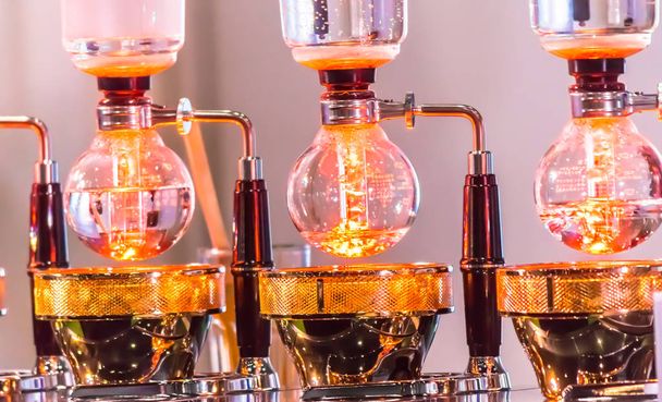 Syphon Coffee o Vacuum Coffee es una inmersión completa de buen gusto, olor mezclado y sabor de café tostado con agua hervida en contacto directo y mostrar agua hirviendo, proceso de vacío impresionante por calentador de viga
. - Foto, imagen