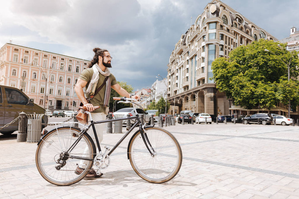 Smart bearded man using a bicycle - Foto, Imagem