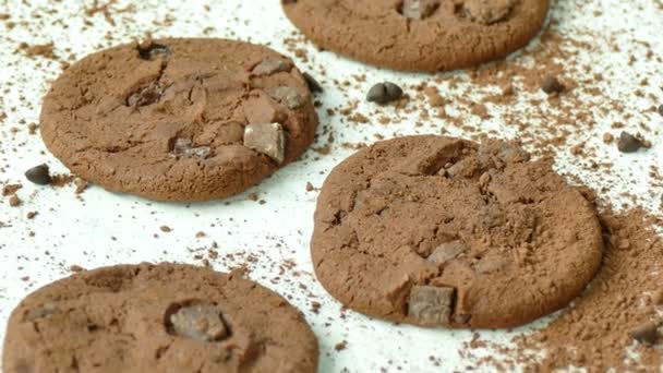 deliciosas galletas caseras con gotas de chocolate sobre fondo blanco
 - Metraje, vídeo