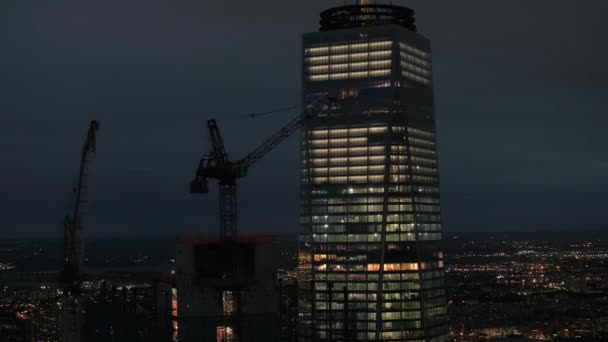 アメリカ合衆国ニューヨーク - 2016 年 9 月 23 日: 航空ヘリ撮影クローズ アップ: 建設用クレーンとマンハッタンのダウンタウンで象徴的な 1 つの世界貿易センターの超高層ビルの横に建設中の建物の周りに飛んで - 映像、動画